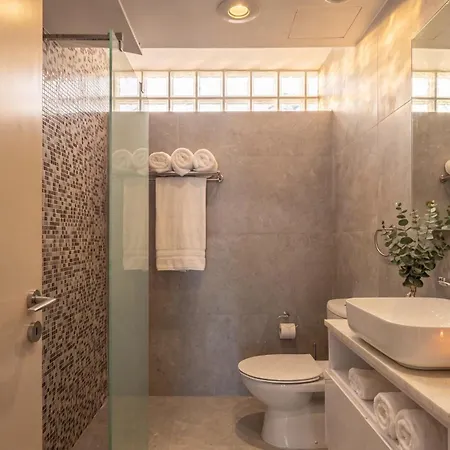 The Crown Marina Apartment Larnaca